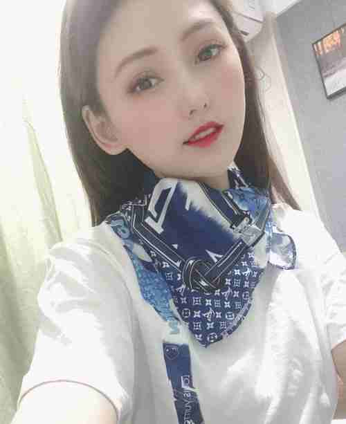 广州伴游网会员乐乐e894微信Telephone及美照-21岁女身高169CM大