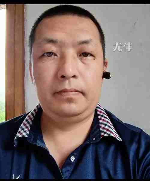 大连伴游网会员海龙哥微信电话和形象照-40岁男身高175CM中专学历职业普通员工(图1)