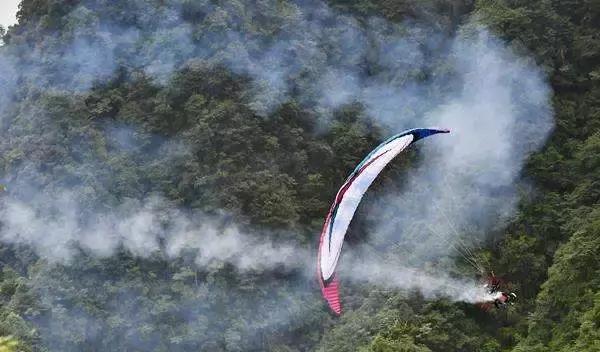 张家界翼装飞行即将开赛 到张家界旅游又多了一道风景线