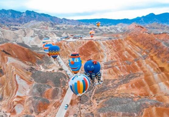 甘肃张掖七彩丹霞旅游