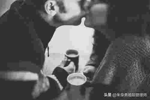 男朋友劈腿两边都不愿意分手（既不跟女朋友分手也不离婚）(图2)